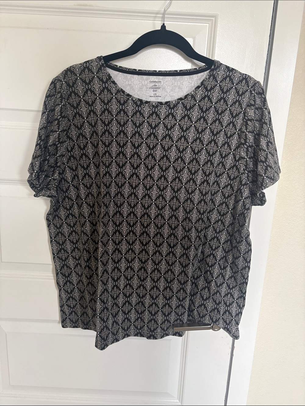croft & barrow Black Short Sleeve Top with Cream Geometric Print